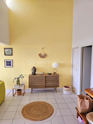 **** EXCLUSIVITE BSK Immobilier ****

*** BAISSE DE PRIX ***
À Vendre – Bien d’Exception à Sainte-Anne – Le Helleux
Opportunité rare !

Au cœur du très recherché quartier résidentiel du Helleux, dans le lotissement sécurisé Le Clos d’Argent, découvrez cette superbe propriété divisée actuellement en 4 logements, offrant un potentiel exceptionnel.

Située à seulement 130 mètres de la mer, avec un accès direct à la plage, cette demeure bénéficie d’un cadre paisible et verdoyant sur un terrain arboré de 800 m², entièrement piscinable. À proximité immédiate des célèbres spots de surf, de la plage de Bois Jolan et de magnifiques sentiers de randonnée.

Avec 254 m² habitables, cette construction en béton est équipée de volets roulants électriques, d’un portail motorisé, et offre une double exposition ainsi qu’une vue mer imprenable.

Le bien peut être exploité en location saisonnière, en résidence principale ou transformé en vaste maison familiale. Les appartements peuvent être reconnectés entre eux pour créer un espace unique et harmonieux. L’intérieur est entièrement modulable et personnalisable selon vos envies, avec quelques travaux de réaménagement à prévoir.

Un bien à fort potentiel dans un environnement d’exception.

Laissez libre cours à votre imagination !

Ne manquez pas cette occasion unique d'investir dans un cadre idyllique à Sainte-Anne, contactez moi dès maintenant pour plus d'informations et pour organiser une visite !