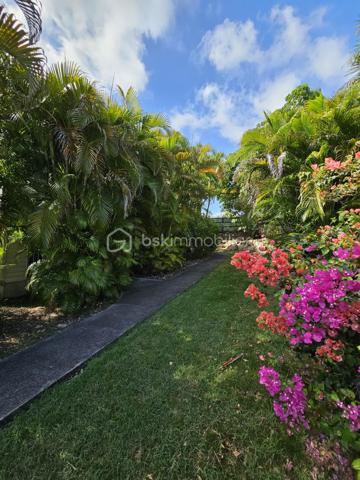 **** EXCLUSIVITE BSK Immobilier ****

*** BAISSE DE PRIX ***
À Vendre – Bien d’Exception à Sainte-Anne – Le Helleux
Opportunité rare !

Au cœur du très recherché quartier résidentiel du Helleux, dans le lotissement sécurisé Le Clos d’Argent, découvrez cette superbe propriété divisée actuellement en 4 logements, offrant un potentiel exceptionnel.

Située à seulement 130 mètres de la mer, avec un accès direct à la plage, cette demeure bénéficie d’un cadre paisible et verdoyant sur un terrain arboré de 800 m², entièrement piscinable. À proximité immédiate des célèbres spots de surf, de la plage de Bois Jolan et de magnifiques sentiers de randonnée.

Avec 254 m² habitables, cette construction en béton est équipée de volets roulants électriques, d’un portail motorisé, et offre une double exposition ainsi qu’une vue mer imprenable.

Le bien peut être exploité en location saisonnière, en résidence principale ou transformé en vaste maison familiale. Les appartements peuvent être reconnectés entre eux pour créer un espace unique et harmonieux. L’intérieur est entièrement modulable et personnalisable selon vos envies, avec quelques travaux de réaménagement à prévoir.

Un bien à fort potentiel dans un environnement d’exception.

Laissez libre cours à votre imagination !

Ne manquez pas cette occasion unique d'investir dans un cadre idyllique à Sainte-Anne, contactez moi dès maintenant pour plus d'informations et pour organiser une visite !