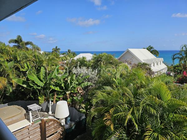 **** EXCLUSIVITE BSK Immobilier ****

*** BAISSE DE PRIX ***
À Vendre – Bien d’Exception à Sainte-Anne – Le Helleux
Opportunité rare !

Au cœur du très recherché quartier résidentiel du Helleux, dans le lotissement sécurisé Le Clos d’Argent, découvrez cette superbe propriété divisée actuellement en 4 logements, offrant un potentiel exceptionnel.

Située à seulement 130 mètres de la mer, avec un accès direct à la plage, cette demeure bénéficie d’un cadre paisible et verdoyant sur un terrain arboré de 800 m², entièrement piscinable. À proximité immédiate des célèbres spots de surf, de la plage de Bois Jolan et de magnifiques sentiers de randonnée.

Avec 254 m² habitables, cette construction en béton est équipée de volets roulants électriques, d’un portail motorisé, et offre une double exposition ainsi qu’une vue mer imprenable.

Le bien peut être exploité en location saisonnière, en résidence principale ou transformé en vaste maison familiale. Les appartements peuvent être reconnectés entre eux pour créer un espace unique et harmonieux. L’intérieur est entièrement modulable et personnalisable selon vos envies, avec quelques travaux de réaménagement à prévoir.

Un bien à fort potentiel dans un environnement d’exception.

Laissez libre cours à votre imagination !

Ne manquez pas cette occasion unique d'investir dans un cadre idyllique à Sainte-Anne, contactez moi dès maintenant pour plus d'informations et pour organiser une visite !