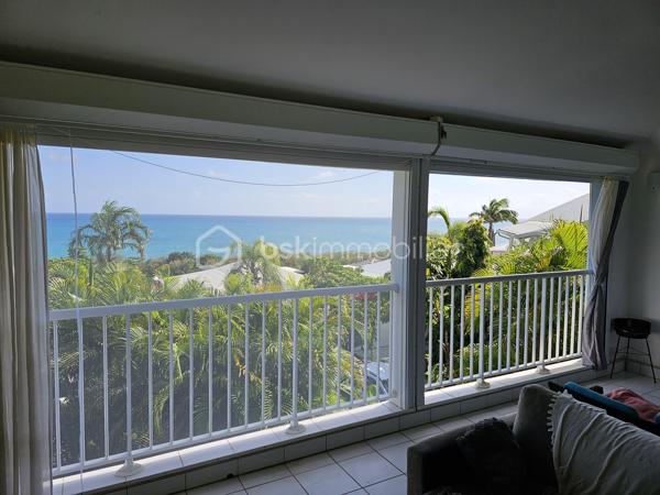 **** EXCLUSIVITE BSK Immobilier ****

*** BAISSE DE PRIX ***
À Vendre – Bien d’Exception à Sainte-Anne – Le Helleux
Opportunité rare !

Au cœur du très recherché quartier résidentiel du Helleux, dans le lotissement sécurisé Le Clos d’Argent, découvrez cette superbe propriété divisée actuellement en 4 logements, offrant un potentiel exceptionnel.

Située à seulement 130 mètres de la mer, avec un accès direct à la plage, cette demeure bénéficie d’un cadre paisible et verdoyant sur un terrain arboré de 800 m², entièrement piscinable. À proximité immédiate des célèbres spots de surf, de la plage de Bois Jolan et de magnifiques sentiers de randonnée.

Avec 254 m² habitables, cette construction en béton est équipée de volets roulants électriques, d’un portail motorisé, et offre une double exposition ainsi qu’une vue mer imprenable.

Le bien peut être exploité en location saisonnière, en résidence principale ou transformé en vaste maison familiale. Les appartements peuvent être reconnectés entre eux pour créer un espace unique et harmonieux. L’intérieur est entièrement modulable et personnalisable selon vos envies, avec quelques travaux de réaménagement à prévoir.

Un bien à fort potentiel dans un environnement d’exception.

Laissez libre cours à votre imagination !

Ne manquez pas cette occasion unique d'investir dans un cadre idyllique à Sainte-Anne, contactez moi dès maintenant pour plus d'informations et pour organiser une visite !