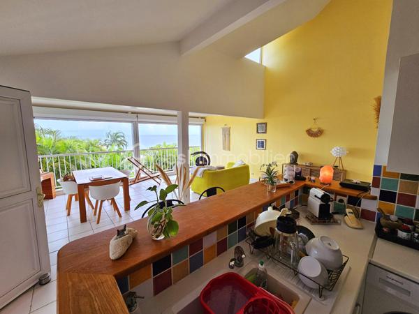 **** EXCLUSIVITE BSK Immobilier ****

*** BAISSE DE PRIX ***
À Vendre – Bien d’Exception à Sainte-Anne – Le Helleux
Opportunité rare !

Au cœur du très recherché quartier résidentiel du Helleux, dans le lotissement sécurisé Le Clos d’Argent, découvrez cette superbe propriété divisée actuellement en 4 logements, offrant un potentiel exceptionnel.

Située à seulement 130 mètres de la mer, avec un accès direct à la plage, cette demeure bénéficie d’un cadre paisible et verdoyant sur un terrain arboré de 800 m², entièrement piscinable. À proximité immédiate des célèbres spots de surf, de la plage de Bois Jolan et de magnifiques sentiers de randonnée.

Avec 254 m² habitables, cette construction en béton est équipée de volets roulants électriques, d’un portail motorisé, et offre une double exposition ainsi qu’une vue mer imprenable.

Le bien peut être exploité en location saisonnière, en résidence principale ou transformé en vaste maison familiale. Les appartements peuvent être reconnectés entre eux pour créer un espace unique et harmonieux. L’intérieur est entièrement modulable et personnalisable selon vos envies, avec quelques travaux de réaménagement à prévoir.

Un bien à fort potentiel dans un environnement d’exception.

Laissez libre cours à votre imagination !

Ne manquez pas cette occasion unique d'investir dans un cadre idyllique à Sainte-Anne, contactez moi dès maintenant pour plus d'informations et pour organiser une visite !