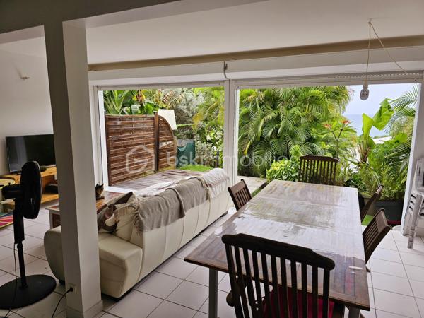 **** EXCLUSIVITE BSK Immobilier ****

*** BAISSE DE PRIX ***
À Vendre – Bien d’Exception à Sainte-Anne – Le Helleux
Opportunité rare !

Au cœur du très recherché quartier résidentiel du Helleux, dans le lotissement sécurisé Le Clos d’Argent, découvrez cette superbe propriété divisée actuellement en 4 logements, offrant un potentiel exceptionnel.

Située à seulement 130 mètres de la mer, avec un accès direct à la plage, cette demeure bénéficie d’un cadre paisible et verdoyant sur un terrain arboré de 800 m², entièrement piscinable. À proximité immédiate des célèbres spots de surf, de la plage de Bois Jolan et de magnifiques sentiers de randonnée.

Avec 254 m² habitables, cette construction en béton est équipée de volets roulants électriques, d’un portail motorisé, et offre une double exposition ainsi qu’une vue mer imprenable.

Le bien peut être exploité en location saisonnière, en résidence principale ou transformé en vaste maison familiale. Les appartements peuvent être reconnectés entre eux pour créer un espace unique et harmonieux. L’intérieur est entièrement modulable et personnalisable selon vos envies, avec quelques travaux de réaménagement à prévoir.

Un bien à fort potentiel dans un environnement d’exception.

Laissez libre cours à votre imagination !

Ne manquez pas cette occasion unique d'investir dans un cadre idyllique à Sainte-Anne, contactez moi dès maintenant pour plus d'informations et pour organiser une visite !