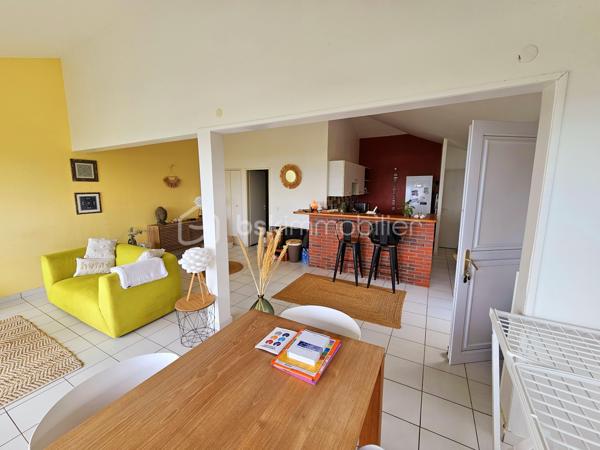 **** EXCLUSIVITE BSK Immobilier ****

*** BAISSE DE PRIX ***
À Vendre – Bien d’Exception à Sainte-Anne – Le Helleux
Opportunité rare !

Au cœur du très recherché quartier résidentiel du Helleux, dans le lotissement sécurisé Le Clos d’Argent, découvrez cette superbe propriété divisée actuellement en 4 logements, offrant un potentiel exceptionnel.

Située à seulement 130 mètres de la mer, avec un accès direct à la plage, cette demeure bénéficie d’un cadre paisible et verdoyant sur un terrain arboré de 800 m², entièrement piscinable. À proximité immédiate des célèbres spots de surf, de la plage de Bois Jolan et de magnifiques sentiers de randonnée.

Avec 254 m² habitables, cette construction en béton est équipée de volets roulants électriques, d’un portail motorisé, et offre une double exposition ainsi qu’une vue mer imprenable.

Le bien peut être exploité en location saisonnière, en résidence principale ou transformé en vaste maison familiale. Les appartements peuvent être reconnectés entre eux pour créer un espace unique et harmonieux. L’intérieur est entièrement modulable et personnalisable selon vos envies, avec quelques travaux de réaménagement à prévoir.

Un bien à fort potentiel dans un environnement d’exception.

Laissez libre cours à votre imagination !

Ne manquez pas cette occasion unique d'investir dans un cadre idyllique à Sainte-Anne, contactez moi dès maintenant pour plus d'informations et pour organiser une visite !