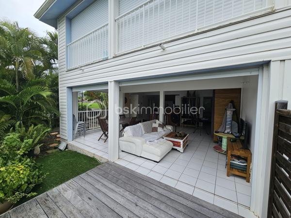 **** EXCLUSIVITE BSK Immobilier ****

*** BAISSE DE PRIX ***
À Vendre – Bien d’Exception à Sainte-Anne – Le Helleux
Opportunité rare !

Au cœur du très recherché quartier résidentiel du Helleux, dans le lotissement sécurisé Le Clos d’Argent, découvrez cette superbe propriété divisée actuellement en 4 logements, offrant un potentiel exceptionnel.

Située à seulement 130 mètres de la mer, avec un accès direct à la plage, cette demeure bénéficie d’un cadre paisible et verdoyant sur un terrain arboré de 800 m², entièrement piscinable. À proximité immédiate des célèbres spots de surf, de la plage de Bois Jolan et de magnifiques sentiers de randonnée.

Avec 254 m² habitables, cette construction en béton est équipée de volets roulants électriques, d’un portail motorisé, et offre une double exposition ainsi qu’une vue mer imprenable.

Le bien peut être exploité en location saisonnière, en résidence principale ou transformé en vaste maison familiale. Les appartements peuvent être reconnectés entre eux pour créer un espace unique et harmonieux. L’intérieur est entièrement modulable et personnalisable selon vos envies, avec quelques travaux de réaménagement à prévoir.

Un bien à fort potentiel dans un environnement d’exception.

Laissez libre cours à votre imagination !

Ne manquez pas cette occasion unique d'investir dans un cadre idyllique à Sainte-Anne, contactez moi dès maintenant pour plus d'informations et pour organiser une visite !