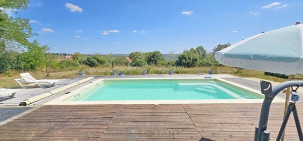 A Rocamadour belle longère avec piscine avec une superbe vue.