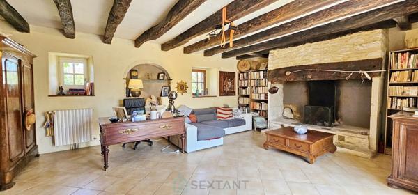 A Rocamadour belle longère avec piscine avec une superbe vue.