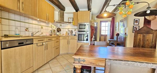 A Rocamadour belle longère avec piscine avec une superbe vue.