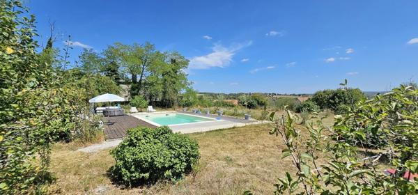 A Rocamadour belle longère avec piscine avec une superbe vue.