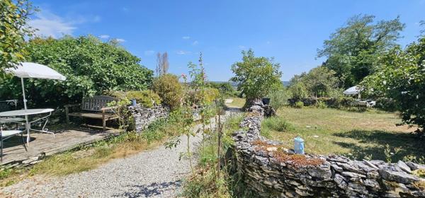 A Rocamadour belle longère avec piscine avec une superbe vue.