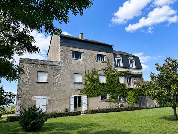 Demeure ancienne avec volumes exceptionnels et dépendance - Secteur Saumur