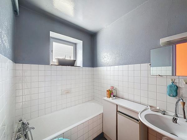 Jolie maison de ville familiale de 125 m2, 5 chambres, avec extérieur, au calme, vue dégagée