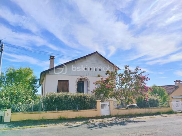 Située à Gourdon, dans un environnement calme et agréable, à proximité du centre-ville, du collège, du lycée et de l’hôpital accessibles à pied, venez découvrir cette maison des années 70 d’environ 140 m² habitables, rénovée et implantée sur un terrain de 462 m².

La maison se compose d’une entrée avec couloir de 10,50 m², d’une agréable pièce de vie de 39,50 m², d’une cuisine indépendante de 13,65 m², de deux chambres de 12,60 m² et 18,62 m², cette dernière bénéficiant d’un dressing aménagé derrière le lit, ainsi que d’une belle salle de bains de 9,15 m² équipée d’une douche et d’une baignoire.

Le sous-sol constitue un véritable atout et offre de nombreux espaces complémentaires avec une troisième chambre de 15,50 m², une salle d’eau avec douche, un WC, une buanderie, un garage de 22 m² ainsi qu’une pièce supplémentaire de 22 m², pouvant être aménagée selon vos besoins.

À l’extérieur, vous profiterez d’une agréable terrasse de 26 m² ainsi que d’un balcon avec véranda de 9 m², offrant des espaces supplémentaires pour profiter des beaux jours.

Côté confort, la maison bénéficie d’équipements récents avec une pompe à chaleur installée en janvier 2024, une climatisation réversible installée au printemps 2024, du double vitrage récent ainsi qu’un poêle à granulés dans la pièce de vie. L’assainissement est collectif.

Cette maison offre ainsi un cadre de vie confortable et fonctionnel, avec de beaux volumes, des équipements récents et un sous-sol offrant de nombreuses possibilités. Son emplacement permet de profiter du calme tout en ayant les principales commodités et services de Gourdon accessibles à pied.

Une maison idéale pour une famille ou pour ceux qui recherchent une résidence confortable proche de toutes les commodités. À découvrir sans tarder !