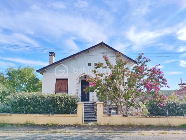 Située à Gourdon, dans un environnement calme et agréable, à proximité du centre-ville, du collège, du lycée et de l’hôpital accessibles à pied, venez découvrir cette maison des années 70 d’environ 140 m² habitables, rénovée et implantée sur un terrain de 462 m².

La maison se compose d’une entrée avec couloir de 10,50 m², d’une agréable pièce de vie de 39,50 m², d’une cuisine indépendante de 13,65 m², de deux chambres de 12,60 m² et 18,62 m², cette dernière bénéficiant d’un dressing aménagé derrière le lit, ainsi que d’une belle salle de bains de 9,15 m² équipée d’une douche et d’une baignoire.

Le sous-sol constitue un véritable atout et offre de nombreux espaces complémentaires avec une troisième chambre de 15,50 m², une salle d’eau avec douche, un WC, une buanderie, un garage de 22 m² ainsi qu’une pièce supplémentaire de 22 m², pouvant être aménagée selon vos besoins.

À l’extérieur, vous profiterez d’une agréable terrasse de 26 m² ainsi que d’un balcon avec véranda de 9 m², offrant des espaces supplémentaires pour profiter des beaux jours.

Côté confort, la maison bénéficie d’équipements récents avec une pompe à chaleur installée en janvier 2024, une climatisation réversible installée au printemps 2024, du double vitrage récent ainsi qu’un poêle à granulés dans la pièce de vie. L’assainissement est collectif.

Cette maison offre ainsi un cadre de vie confortable et fonctionnel, avec de beaux volumes, des équipements récents et un sous-sol offrant de nombreuses possibilités. Son emplacement permet de profiter du calme tout en ayant les principales commodités et services de Gourdon accessibles à pied.

Une maison idéale pour une famille ou pour ceux qui recherchent une résidence confortable proche de toutes les commodités. À découvrir sans tarder !
