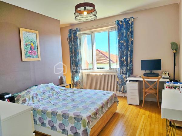 Située à Gourdon, dans un environnement calme et agréable, à proximité du centre-ville, du collège, du lycée et de l’hôpital accessibles à pied, venez découvrir cette maison des années 70 d’environ 140 m² habitables, rénovée et implantée sur un terrain de 462 m².

La maison se compose d’une entrée avec couloir de 10,50 m², d’une agréable pièce de vie de 39,50 m², d’une cuisine indépendante de 13,65 m², de deux chambres de 12,60 m² et 18,62 m², cette dernière bénéficiant d’un dressing aménagé derrière le lit, ainsi que d’une belle salle de bains de 9,15 m² équipée d’une douche et d’une baignoire.

Le sous-sol constitue un véritable atout et offre de nombreux espaces complémentaires avec une troisième chambre de 15,50 m², une salle d’eau avec douche, un WC, une buanderie, un garage de 22 m² ainsi qu’une pièce supplémentaire de 22 m², pouvant être aménagée selon vos besoins.

À l’extérieur, vous profiterez d’une agréable terrasse de 26 m² ainsi que d’un balcon avec véranda de 9 m², offrant des espaces supplémentaires pour profiter des beaux jours.

Côté confort, la maison bénéficie d’équipements récents avec une pompe à chaleur installée en janvier 2024, une climatisation réversible installée au printemps 2024, du double vitrage récent ainsi qu’un poêle à granulés dans la pièce de vie. L’assainissement est collectif.

Cette maison offre ainsi un cadre de vie confortable et fonctionnel, avec de beaux volumes, des équipements récents et un sous-sol offrant de nombreuses possibilités. Son emplacement permet de profiter du calme tout en ayant les principales commodités et services de Gourdon accessibles à pied.

Une maison idéale pour une famille ou pour ceux qui recherchent une résidence confortable proche de toutes les commodités. À découvrir sans tarder !