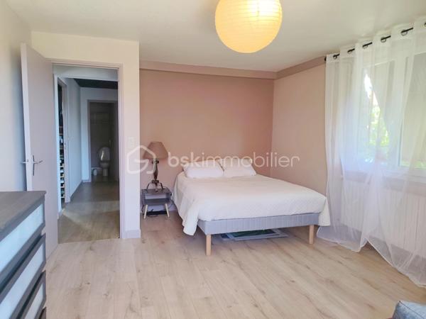 Située à Gourdon, dans un environnement calme et agréable, à proximité du centre-ville, du collège, du lycée et de l’hôpital accessibles à pied, venez découvrir cette maison des années 70 d’environ 140 m² habitables, rénovée et implantée sur un terrain de 462 m².

La maison se compose d’une entrée avec couloir de 10,50 m², d’une agréable pièce de vie de 39,50 m², d’une cuisine indépendante de 13,65 m², de deux chambres de 12,60 m² et 18,62 m², cette dernière bénéficiant d’un dressing aménagé derrière le lit, ainsi que d’une belle salle de bains de 9,15 m² équipée d’une douche et d’une baignoire.

Le sous-sol constitue un véritable atout et offre de nombreux espaces complémentaires avec une troisième chambre de 15,50 m², une salle d’eau avec douche, un WC, une buanderie, un garage de 22 m² ainsi qu’une pièce supplémentaire de 22 m², pouvant être aménagée selon vos besoins.

À l’extérieur, vous profiterez d’une agréable terrasse de 26 m² ainsi que d’un balcon avec véranda de 9 m², offrant des espaces supplémentaires pour profiter des beaux jours.

Côté confort, la maison bénéficie d’équipements récents avec une pompe à chaleur installée en janvier 2024, une climatisation réversible installée au printemps 2024, du double vitrage récent ainsi qu’un poêle à granulés dans la pièce de vie. L’assainissement est collectif.

Cette maison offre ainsi un cadre de vie confortable et fonctionnel, avec de beaux volumes, des équipements récents et un sous-sol offrant de nombreuses possibilités. Son emplacement permet de profiter du calme tout en ayant les principales commodités et services de Gourdon accessibles à pied.

Une maison idéale pour une famille ou pour ceux qui recherchent une résidence confortable proche de toutes les commodités. À découvrir sans tarder !
