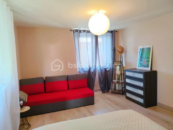 Située à Gourdon, dans un environnement calme et agréable, à proximité du centre-ville, du collège, du lycée et de l’hôpital accessibles à pied, venez découvrir cette maison des années 70 d’environ 140 m² habitables, rénovée et implantée sur un terrain de 462 m².

La maison se compose d’une entrée avec couloir de 10,50 m², d’une agréable pièce de vie de 39,50 m², d’une cuisine indépendante de 13,65 m², de deux chambres de 12,60 m² et 18,62 m², cette dernière bénéficiant d’un dressing aménagé derrière le lit, ainsi que d’une belle salle de bains de 9,15 m² équipée d’une douche et d’une baignoire.

Le sous-sol constitue un véritable atout et offre de nombreux espaces complémentaires avec une troisième chambre de 15,50 m², une salle d’eau avec douche, un WC, une buanderie, un garage de 22 m² ainsi qu’une pièce supplémentaire de 22 m², pouvant être aménagée selon vos besoins.

À l’extérieur, vous profiterez d’une agréable terrasse de 26 m² ainsi que d’un balcon avec véranda de 9 m², offrant des espaces supplémentaires pour profiter des beaux jours.

Côté confort, la maison bénéficie d’équipements récents avec une pompe à chaleur installée en janvier 2024, une climatisation réversible installée au printemps 2024, du double vitrage récent ainsi qu’un poêle à granulés dans la pièce de vie. L’assainissement est collectif.

Cette maison offre ainsi un cadre de vie confortable et fonctionnel, avec de beaux volumes, des équipements récents et un sous-sol offrant de nombreuses possibilités. Son emplacement permet de profiter du calme tout en ayant les principales commodités et services de Gourdon accessibles à pied.

Une maison idéale pour une famille ou pour ceux qui recherchent une résidence confortable proche de toutes les commodités. À découvrir sans tarder !