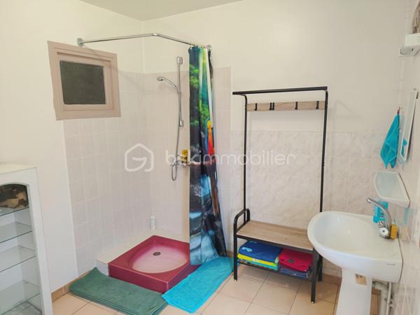 Située à Gourdon, dans un environnement calme et agréable, à proximité du centre-ville, du collège, du lycée et de l’hôpital accessibles à pied, venez découvrir cette maison des années 70 d’environ 140 m² habitables, rénovée et implantée sur un terrain de 462 m².

La maison se compose d’une entrée avec couloir de 10,50 m², d’une agréable pièce de vie de 39,50 m², d’une cuisine indépendante de 13,65 m², de deux chambres de 12,60 m² et 18,62 m², cette dernière bénéficiant d’un dressing aménagé derrière le lit, ainsi que d’une belle salle de bains de 9,15 m² équipée d’une douche et d’une baignoire.

Le sous-sol constitue un véritable atout et offre de nombreux espaces complémentaires avec une troisième chambre de 15,50 m², une salle d’eau avec douche, un WC, une buanderie, un garage de 22 m² ainsi qu’une pièce supplémentaire de 22 m², pouvant être aménagée selon vos besoins.

À l’extérieur, vous profiterez d’une agréable terrasse de 26 m² ainsi que d’un balcon avec véranda de 9 m², offrant des espaces supplémentaires pour profiter des beaux jours.

Côté confort, la maison bénéficie d’équipements récents avec une pompe à chaleur installée en janvier 2024, une climatisation réversible installée au printemps 2024, du double vitrage récent ainsi qu’un poêle à granulés dans la pièce de vie. L’assainissement est collectif.

Cette maison offre ainsi un cadre de vie confortable et fonctionnel, avec de beaux volumes, des équipements récents et un sous-sol offrant de nombreuses possibilités. Son emplacement permet de profiter du calme tout en ayant les principales commodités et services de Gourdon accessibles à pied.

Une maison idéale pour une famille ou pour ceux qui recherchent une résidence confortable proche de toutes les commodités. À découvrir sans tarder !