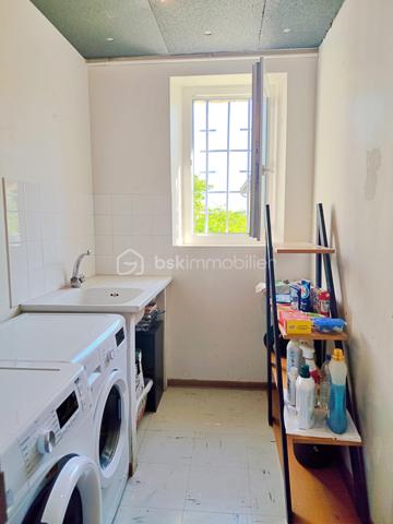Située à Gourdon, dans un environnement calme et agréable, à proximité du centre-ville, du collège, du lycée et de l’hôpital accessibles à pied, venez découvrir cette maison des années 70 d’environ 140 m² habitables, rénovée et implantée sur un terrain de 462 m².

La maison se compose d’une entrée avec couloir de 10,50 m², d’une agréable pièce de vie de 39,50 m², d’une cuisine indépendante de 13,65 m², de deux chambres de 12,60 m² et 18,62 m², cette dernière bénéficiant d’un dressing aménagé derrière le lit, ainsi que d’une belle salle de bains de 9,15 m² équipée d’une douche et d’une baignoire.

Le sous-sol constitue un véritable atout et offre de nombreux espaces complémentaires avec une troisième chambre de 15,50 m², une salle d’eau avec douche, un WC, une buanderie, un garage de 22 m² ainsi qu’une pièce supplémentaire de 22 m², pouvant être aménagée selon vos besoins.

À l’extérieur, vous profiterez d’une agréable terrasse de 26 m² ainsi que d’un balcon avec véranda de 9 m², offrant des espaces supplémentaires pour profiter des beaux jours.

Côté confort, la maison bénéficie d’équipements récents avec une pompe à chaleur installée en janvier 2024, une climatisation réversible installée au printemps 2024, du double vitrage récent ainsi qu’un poêle à granulés dans la pièce de vie. L’assainissement est collectif.

Cette maison offre ainsi un cadre de vie confortable et fonctionnel, avec de beaux volumes, des équipements récents et un sous-sol offrant de nombreuses possibilités. Son emplacement permet de profiter du calme tout en ayant les principales commodités et services de Gourdon accessibles à pied.

Une maison idéale pour une famille ou pour ceux qui recherchent une résidence confortable proche de toutes les commodités. À découvrir sans tarder !