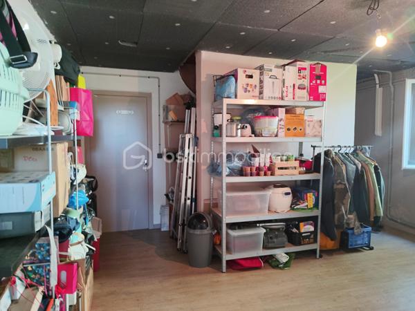 Située à Gourdon, dans un environnement calme et agréable, à proximité du centre-ville, du collège, du lycée et de l’hôpital accessibles à pied, venez découvrir cette maison des années 70 d’environ 140 m² habitables, rénovée et implantée sur un terrain de 462 m².

La maison se compose d’une entrée avec couloir de 10,50 m², d’une agréable pièce de vie de 39,50 m², d’une cuisine indépendante de 13,65 m², de deux chambres de 12,60 m² et 18,62 m², cette dernière bénéficiant d’un dressing aménagé derrière le lit, ainsi que d’une belle salle de bains de 9,15 m² équipée d’une douche et d’une baignoire.

Le sous-sol constitue un véritable atout et offre de nombreux espaces complémentaires avec une troisième chambre de 15,50 m², une salle d’eau avec douche, un WC, une buanderie, un garage de 22 m² ainsi qu’une pièce supplémentaire de 22 m², pouvant être aménagée selon vos besoins.

À l’extérieur, vous profiterez d’une agréable terrasse de 26 m² ainsi que d’un balcon avec véranda de 9 m², offrant des espaces supplémentaires pour profiter des beaux jours.

Côté confort, la maison bénéficie d’équipements récents avec une pompe à chaleur installée en janvier 2024, une climatisation réversible installée au printemps 2024, du double vitrage récent ainsi qu’un poêle à granulés dans la pièce de vie. L’assainissement est collectif.

Cette maison offre ainsi un cadre de vie confortable et fonctionnel, avec de beaux volumes, des équipements récents et un sous-sol offrant de nombreuses possibilités. Son emplacement permet de profiter du calme tout en ayant les principales commodités et services de Gourdon accessibles à pied.

Une maison idéale pour une famille ou pour ceux qui recherchent une résidence confortable proche de toutes les commodités. À découvrir sans tarder !