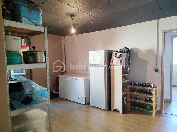 Située à Gourdon, dans un environnement calme et agréable, à proximité du centre-ville, du collège, du lycée et de l’hôpital accessibles à pied, venez découvrir cette maison des années 70 d’environ 140 m² habitables, rénovée et implantée sur un terrain de 462 m².

La maison se compose d’une entrée avec couloir de 10,50 m², d’une agréable pièce de vie de 39,50 m², d’une cuisine indépendante de 13,65 m², de deux chambres de 12,60 m² et 18,62 m², cette dernière bénéficiant d’un dressing aménagé derrière le lit, ainsi que d’une belle salle de bains de 9,15 m² équipée d’une douche et d’une baignoire.

Le sous-sol constitue un véritable atout et offre de nombreux espaces complémentaires avec une troisième chambre de 15,50 m², une salle d’eau avec douche, un WC, une buanderie, un garage de 22 m² ainsi qu’une pièce supplémentaire de 22 m², pouvant être aménagée selon vos besoins.

À l’extérieur, vous profiterez d’une agréable terrasse de 26 m² ainsi que d’un balcon avec véranda de 9 m², offrant des espaces supplémentaires pour profiter des beaux jours.

Côté confort, la maison bénéficie d’équipements récents avec une pompe à chaleur installée en janvier 2024, une climatisation réversible installée au printemps 2024, du double vitrage récent ainsi qu’un poêle à granulés dans la pièce de vie. L’assainissement est collectif.

Cette maison offre ainsi un cadre de vie confortable et fonctionnel, avec de beaux volumes, des équipements récents et un sous-sol offrant de nombreuses possibilités. Son emplacement permet de profiter du calme tout en ayant les principales commodités et services de Gourdon accessibles à pied.

Une maison idéale pour une famille ou pour ceux qui recherchent une résidence confortable proche de toutes les commodités. À découvrir sans tarder !