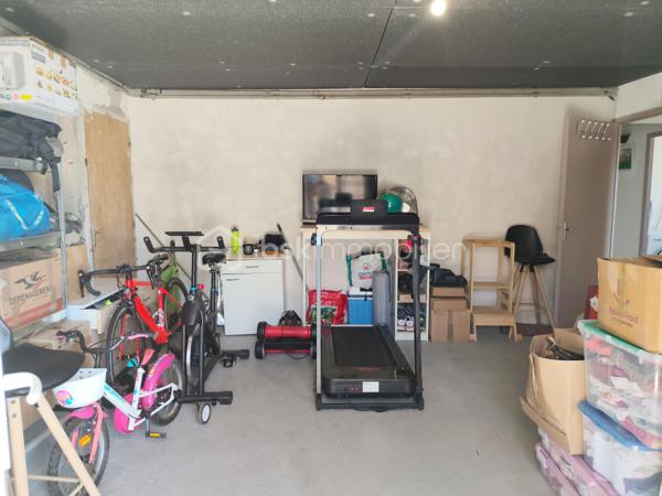 Située à Gourdon, dans un environnement calme et agréable, à proximité du centre-ville, du collège, du lycée et de l’hôpital accessibles à pied, venez découvrir cette maison des années 70 d’environ 140 m² habitables, rénovée et implantée sur un terrain de 462 m².

La maison se compose d’une entrée avec couloir de 10,50 m², d’une agréable pièce de vie de 39,50 m², d’une cuisine indépendante de 13,65 m², de deux chambres de 12,60 m² et 18,62 m², cette dernière bénéficiant d’un dressing aménagé derrière le lit, ainsi que d’une belle salle de bains de 9,15 m² équipée d’une douche et d’une baignoire.

Le sous-sol constitue un véritable atout et offre de nombreux espaces complémentaires avec une troisième chambre de 15,50 m², une salle d’eau avec douche, un WC, une buanderie, un garage de 22 m² ainsi qu’une pièce supplémentaire de 22 m², pouvant être aménagée selon vos besoins.

À l’extérieur, vous profiterez d’une agréable terrasse de 26 m² ainsi que d’un balcon avec véranda de 9 m², offrant des espaces supplémentaires pour profiter des beaux jours.

Côté confort, la maison bénéficie d’équipements récents avec une pompe à chaleur installée en janvier 2024, une climatisation réversible installée au printemps 2024, du double vitrage récent ainsi qu’un poêle à granulés dans la pièce de vie. L’assainissement est collectif.

Cette maison offre ainsi un cadre de vie confortable et fonctionnel, avec de beaux volumes, des équipements récents et un sous-sol offrant de nombreuses possibilités. Son emplacement permet de profiter du calme tout en ayant les principales commodités et services de Gourdon accessibles à pied.

Une maison idéale pour une famille ou pour ceux qui recherchent une résidence confortable proche de toutes les commodités. À découvrir sans tarder !