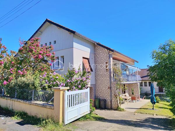 Située à Gourdon, dans un environnement calme et agréable, à proximité du centre-ville, du collège, du lycée et de l’hôpital accessibles à pied, venez découvrir cette maison des années 70 d’environ 140 m² habitables, rénovée et implantée sur un terrain de 462 m².

La maison se compose d’une entrée avec couloir de 10,50 m², d’une agréable pièce de vie de 39,50 m², d’une cuisine indépendante de 13,65 m², de deux chambres de 12,60 m² et 18,62 m², cette dernière bénéficiant d’un dressing aménagé derrière le lit, ainsi que d’une belle salle de bains de 9,15 m² équipée d’une douche et d’une baignoire.

Le sous-sol constitue un véritable atout et offre de nombreux espaces complémentaires avec une troisième chambre de 15,50 m², une salle d’eau avec douche, un WC, une buanderie, un garage de 22 m² ainsi qu’une pièce supplémentaire de 22 m², pouvant être aménagée selon vos besoins.

À l’extérieur, vous profiterez d’une agréable terrasse de 26 m² ainsi que d’un balcon avec véranda de 9 m², offrant des espaces supplémentaires pour profiter des beaux jours.

Côté confort, la maison bénéficie d’équipements récents avec une pompe à chaleur installée en janvier 2024, une climatisation réversible installée au printemps 2024, du double vitrage récent ainsi qu’un poêle à granulés dans la pièce de vie. L’assainissement est collectif.

Cette maison offre ainsi un cadre de vie confortable et fonctionnel, avec de beaux volumes, des équipements récents et un sous-sol offrant de nombreuses possibilités. Son emplacement permet de profiter du calme tout en ayant les principales commodités et services de Gourdon accessibles à pied.

Une maison idéale pour une famille ou pour ceux qui recherchent une résidence confortable proche de toutes les commodités. À découvrir sans tarder !