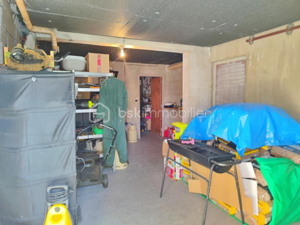 Située à Gourdon, dans un environnement calme et agréable, à proximité du centre-ville, du collège, du lycée et de l’hôpital accessibles à pied, venez découvrir cette maison des années 70 d’environ 140 m² habitables, rénovée et implantée sur un terrain de 462 m².

La maison se compose d’une entrée avec couloir de 10,50 m², d’une agréable pièce de vie de 39,50 m², d’une cuisine indépendante de 13,65 m², de deux chambres de 12,60 m² et 18,62 m², cette dernière bénéficiant d’un dressing aménagé derrière le lit, ainsi que d’une belle salle de bains de 9,15 m² équipée d’une douche et d’une baignoire.

Le sous-sol constitue un véritable atout et offre de nombreux espaces complémentaires avec une troisième chambre de 15,50 m², une salle d’eau avec douche, un WC, une buanderie, un garage de 22 m² ainsi qu’une pièce supplémentaire de 22 m², pouvant être aménagée selon vos besoins.

À l’extérieur, vous profiterez d’une agréable terrasse de 26 m² ainsi que d’un balcon avec véranda de 9 m², offrant des espaces supplémentaires pour profiter des beaux jours.

Côté confort, la maison bénéficie d’équipements récents avec une pompe à chaleur installée en janvier 2024, une climatisation réversible installée au printemps 2024, du double vitrage récent ainsi qu’un poêle à granulés dans la pièce de vie. L’assainissement est collectif.

Cette maison offre ainsi un cadre de vie confortable et fonctionnel, avec de beaux volumes, des équipements récents et un sous-sol offrant de nombreuses possibilités. Son emplacement permet de profiter du calme tout en ayant les principales commodités et services de Gourdon accessibles à pied.

Une maison idéale pour une famille ou pour ceux qui recherchent une résidence confortable proche de toutes les commodités. À découvrir sans tarder !
