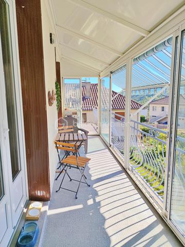Située à Gourdon, dans un environnement calme et agréable, à proximité du centre-ville, du collège, du lycée et de l’hôpital accessibles à pied, venez découvrir cette maison des années 70 d’environ 140 m² habitables, rénovée et implantée sur un terrain de 462 m².

La maison se compose d’une entrée avec couloir de 10,50 m², d’une agréable pièce de vie de 39,50 m², d’une cuisine indépendante de 13,65 m², de deux chambres de 12,60 m² et 18,62 m², cette dernière bénéficiant d’un dressing aménagé derrière le lit, ainsi que d’une belle salle de bains de 9,15 m² équipée d’une douche et d’une baignoire.

Le sous-sol constitue un véritable atout et offre de nombreux espaces complémentaires avec une troisième chambre de 15,50 m², une salle d’eau avec douche, un WC, une buanderie, un garage de 22 m² ainsi qu’une pièce supplémentaire de 22 m², pouvant être aménagée selon vos besoins.

À l’extérieur, vous profiterez d’une agréable terrasse de 26 m² ainsi que d’un balcon avec véranda de 9 m², offrant des espaces supplémentaires pour profiter des beaux jours.

Côté confort, la maison bénéficie d’équipements récents avec une pompe à chaleur installée en janvier 2024, une climatisation réversible installée au printemps 2024, du double vitrage récent ainsi qu’un poêle à granulés dans la pièce de vie. L’assainissement est collectif.

Cette maison offre ainsi un cadre de vie confortable et fonctionnel, avec de beaux volumes, des équipements récents et un sous-sol offrant de nombreuses possibilités. Son emplacement permet de profiter du calme tout en ayant les principales commodités et services de Gourdon accessibles à pied.

Une maison idéale pour une famille ou pour ceux qui recherchent une résidence confortable proche de toutes les commodités. À découvrir sans tarder !