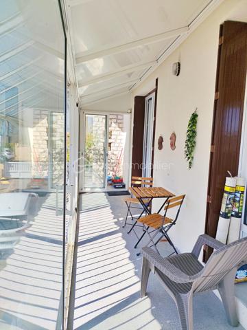 Située à Gourdon, dans un environnement calme et agréable, à proximité du centre-ville, du collège, du lycée et de l’hôpital accessibles à pied, venez découvrir cette maison des années 70 d’environ 140 m² habitables, rénovée et implantée sur un terrain de 462 m².

La maison se compose d’une entrée avec couloir de 10,50 m², d’une agréable pièce de vie de 39,50 m², d’une cuisine indépendante de 13,65 m², de deux chambres de 12,60 m² et 18,62 m², cette dernière bénéficiant d’un dressing aménagé derrière le lit, ainsi que d’une belle salle de bains de 9,15 m² équipée d’une douche et d’une baignoire.

Le sous-sol constitue un véritable atout et offre de nombreux espaces complémentaires avec une troisième chambre de 15,50 m², une salle d’eau avec douche, un WC, une buanderie, un garage de 22 m² ainsi qu’une pièce supplémentaire de 22 m², pouvant être aménagée selon vos besoins.

À l’extérieur, vous profiterez d’une agréable terrasse de 26 m² ainsi que d’un balcon avec véranda de 9 m², offrant des espaces supplémentaires pour profiter des beaux jours.

Côté confort, la maison bénéficie d’équipements récents avec une pompe à chaleur installée en janvier 2024, une climatisation réversible installée au printemps 2024, du double vitrage récent ainsi qu’un poêle à granulés dans la pièce de vie. L’assainissement est collectif.

Cette maison offre ainsi un cadre de vie confortable et fonctionnel, avec de beaux volumes, des équipements récents et un sous-sol offrant de nombreuses possibilités. Son emplacement permet de profiter du calme tout en ayant les principales commodités et services de Gourdon accessibles à pied.

Une maison idéale pour une famille ou pour ceux qui recherchent une résidence confortable proche de toutes les commodités. À découvrir sans tarder !