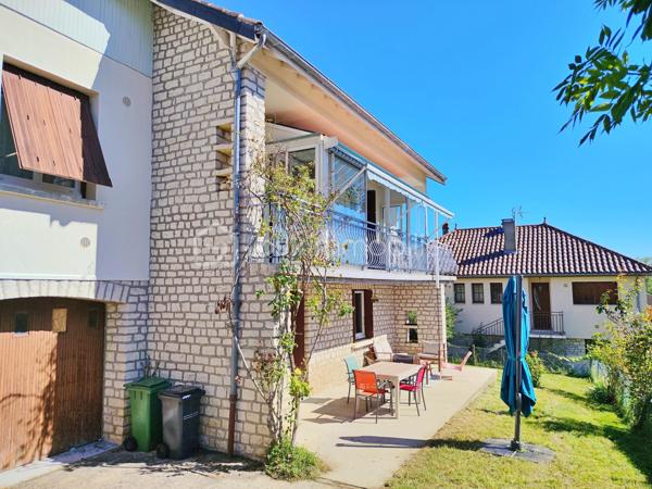 Située à Gourdon, dans un environnement calme et agréable, à proximité du centre-ville, du collège, du lycée et de l’hôpital accessibles à pied, venez découvrir cette maison des années 70 d’environ 140 m² habitables, rénovée et implantée sur un terrain de 462 m².

La maison se compose d’une entrée avec couloir de 10,50 m², d’une agréable pièce de vie de 39,50 m², d’une cuisine indépendante de 13,65 m², de deux chambres de 12,60 m² et 18,62 m², cette dernière bénéficiant d’un dressing aménagé derrière le lit, ainsi que d’une belle salle de bains de 9,15 m² équipée d’une douche et d’une baignoire.

Le sous-sol constitue un véritable atout et offre de nombreux espaces complémentaires avec une troisième chambre de 15,50 m², une salle d’eau avec douche, un WC, une buanderie, un garage de 22 m² ainsi qu’une pièce supplémentaire de 22 m², pouvant être aménagée selon vos besoins.

À l’extérieur, vous profiterez d’une agréable terrasse de 26 m² ainsi que d’un balcon avec véranda de 9 m², offrant des espaces supplémentaires pour profiter des beaux jours.

Côté confort, la maison bénéficie d’équipements récents avec une pompe à chaleur installée en janvier 2024, une climatisation réversible installée au printemps 2024, du double vitrage récent ainsi qu’un poêle à granulés dans la pièce de vie. L’assainissement est collectif.

Cette maison offre ainsi un cadre de vie confortable et fonctionnel, avec de beaux volumes, des équipements récents et un sous-sol offrant de nombreuses possibilités. Son emplacement permet de profiter du calme tout en ayant les principales commodités et services de Gourdon accessibles à pied.

Une maison idéale pour une famille ou pour ceux qui recherchent une résidence confortable proche de toutes les commodités. À découvrir sans tarder !