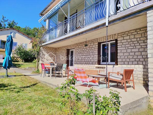 Située à Gourdon, dans un environnement calme et agréable, à proximité du centre-ville, du collège, du lycée et de l’hôpital accessibles à pied, venez découvrir cette maison des années 70 d’environ 140 m² habitables, rénovée et implantée sur un terrain de 462 m².

La maison se compose d’une entrée avec couloir de 10,50 m², d’une agréable pièce de vie de 39,50 m², d’une cuisine indépendante de 13,65 m², de deux chambres de 12,60 m² et 18,62 m², cette dernière bénéficiant d’un dressing aménagé derrière le lit, ainsi que d’une belle salle de bains de 9,15 m² équipée d’une douche et d’une baignoire.

Le sous-sol constitue un véritable atout et offre de nombreux espaces complémentaires avec une troisième chambre de 15,50 m², une salle d’eau avec douche, un WC, une buanderie, un garage de 22 m² ainsi qu’une pièce supplémentaire de 22 m², pouvant être aménagée selon vos besoins.

À l’extérieur, vous profiterez d’une agréable terrasse de 26 m² ainsi que d’un balcon avec véranda de 9 m², offrant des espaces supplémentaires pour profiter des beaux jours.

Côté confort, la maison bénéficie d’équipements récents avec une pompe à chaleur installée en janvier 2024, une climatisation réversible installée au printemps 2024, du double vitrage récent ainsi qu’un poêle à granulés dans la pièce de vie. L’assainissement est collectif.

Cette maison offre ainsi un cadre de vie confortable et fonctionnel, avec de beaux volumes, des équipements récents et un sous-sol offrant de nombreuses possibilités. Son emplacement permet de profiter du calme tout en ayant les principales commodités et services de Gourdon accessibles à pied.

Une maison idéale pour une famille ou pour ceux qui recherchent une résidence confortable proche de toutes les commodités. À découvrir sans tarder !