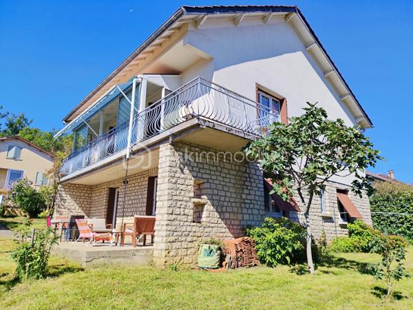 Située à Gourdon, dans un environnement calme et agréable, à proximité du centre-ville, du collège, du lycée et de l’hôpital accessibles à pied, venez découvrir cette maison des années 70 d’environ 140 m² habitables, rénovée et implantée sur un terrain de 462 m².

La maison se compose d’une entrée avec couloir de 10,50 m², d’une agréable pièce de vie de 39,50 m², d’une cuisine indépendante de 13,65 m², de deux chambres de 12,60 m² et 18,62 m², cette dernière bénéficiant d’un dressing aménagé derrière le lit, ainsi que d’une belle salle de bains de 9,15 m² équipée d’une douche et d’une baignoire.

Le sous-sol constitue un véritable atout et offre de nombreux espaces complémentaires avec une troisième chambre de 15,50 m², une salle d’eau avec douche, un WC, une buanderie, un garage de 22 m² ainsi qu’une pièce supplémentaire de 22 m², pouvant être aménagée selon vos besoins.

À l’extérieur, vous profiterez d’une agréable terrasse de 26 m² ainsi que d’un balcon avec véranda de 9 m², offrant des espaces supplémentaires pour profiter des beaux jours.

Côté confort, la maison bénéficie d’équipements récents avec une pompe à chaleur installée en janvier 2024, une climatisation réversible installée au printemps 2024, du double vitrage récent ainsi qu’un poêle à granulés dans la pièce de vie. L’assainissement est collectif.

Cette maison offre ainsi un cadre de vie confortable et fonctionnel, avec de beaux volumes, des équipements récents et un sous-sol offrant de nombreuses possibilités. Son emplacement permet de profiter du calme tout en ayant les principales commodités et services de Gourdon accessibles à pied.

Une maison idéale pour une famille ou pour ceux qui recherchent une résidence confortable proche de toutes les commodités. À découvrir sans tarder !