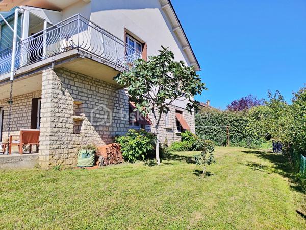 Située à Gourdon, dans un environnement calme et agréable, à proximité du centre-ville, du collège, du lycée et de l’hôpital accessibles à pied, venez découvrir cette maison des années 70 d’environ 140 m² habitables, rénovée et implantée sur un terrain de 462 m².

La maison se compose d’une entrée avec couloir de 10,50 m², d’une agréable pièce de vie de 39,50 m², d’une cuisine indépendante de 13,65 m², de deux chambres de 12,60 m² et 18,62 m², cette dernière bénéficiant d’un dressing aménagé derrière le lit, ainsi que d’une belle salle de bains de 9,15 m² équipée d’une douche et d’une baignoire.

Le sous-sol constitue un véritable atout et offre de nombreux espaces complémentaires avec une troisième chambre de 15,50 m², une salle d’eau avec douche, un WC, une buanderie, un garage de 22 m² ainsi qu’une pièce supplémentaire de 22 m², pouvant être aménagée selon vos besoins.

À l’extérieur, vous profiterez d’une agréable terrasse de 26 m² ainsi que d’un balcon avec véranda de 9 m², offrant des espaces supplémentaires pour profiter des beaux jours.

Côté confort, la maison bénéficie d’équipements récents avec une pompe à chaleur installée en janvier 2024, une climatisation réversible installée au printemps 2024, du double vitrage récent ainsi qu’un poêle à granulés dans la pièce de vie. L’assainissement est collectif.

Cette maison offre ainsi un cadre de vie confortable et fonctionnel, avec de beaux volumes, des équipements récents et un sous-sol offrant de nombreuses possibilités. Son emplacement permet de profiter du calme tout en ayant les principales commodités et services de Gourdon accessibles à pied.

Une maison idéale pour une famille ou pour ceux qui recherchent une résidence confortable proche de toutes les commodités. À découvrir sans tarder !