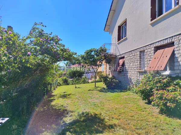 Située à Gourdon, dans un environnement calme et agréable, à proximité du centre-ville, du collège, du lycée et de l’hôpital accessibles à pied, venez découvrir cette maison des années 70 d’environ 140 m² habitables, rénovée et implantée sur un terrain de 462 m².

La maison se compose d’une entrée avec couloir de 10,50 m², d’une agréable pièce de vie de 39,50 m², d’une cuisine indépendante de 13,65 m², de deux chambres de 12,60 m² et 18,62 m², cette dernière bénéficiant d’un dressing aménagé derrière le lit, ainsi que d’une belle salle de bains de 9,15 m² équipée d’une douche et d’une baignoire.

Le sous-sol constitue un véritable atout et offre de nombreux espaces complémentaires avec une troisième chambre de 15,50 m², une salle d’eau avec douche, un WC, une buanderie, un garage de 22 m² ainsi qu’une pièce supplémentaire de 22 m², pouvant être aménagée selon vos besoins.

À l’extérieur, vous profiterez d’une agréable terrasse de 26 m² ainsi que d’un balcon avec véranda de 9 m², offrant des espaces supplémentaires pour profiter des beaux jours.

Côté confort, la maison bénéficie d’équipements récents avec une pompe à chaleur installée en janvier 2024, une climatisation réversible installée au printemps 2024, du double vitrage récent ainsi qu’un poêle à granulés dans la pièce de vie. L’assainissement est collectif.

Cette maison offre ainsi un cadre de vie confortable et fonctionnel, avec de beaux volumes, des équipements récents et un sous-sol offrant de nombreuses possibilités. Son emplacement permet de profiter du calme tout en ayant les principales commodités et services de Gourdon accessibles à pied.

Une maison idéale pour une famille ou pour ceux qui recherchent une résidence confortable proche de toutes les commodités. À découvrir sans tarder !