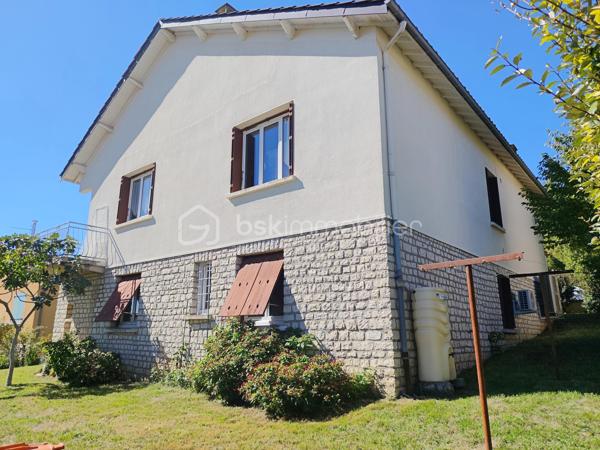 Située à Gourdon, dans un environnement calme et agréable, à proximité du centre-ville, du collège, du lycée et de l’hôpital accessibles à pied, venez découvrir cette maison des années 70 d’environ 140 m² habitables, rénovée et implantée sur un terrain de 462 m².

La maison se compose d’une entrée avec couloir de 10,50 m², d’une agréable pièce de vie de 39,50 m², d’une cuisine indépendante de 13,65 m², de deux chambres de 12,60 m² et 18,62 m², cette dernière bénéficiant d’un dressing aménagé derrière le lit, ainsi que d’une belle salle de bains de 9,15 m² équipée d’une douche et d’une baignoire.

Le sous-sol constitue un véritable atout et offre de nombreux espaces complémentaires avec une troisième chambre de 15,50 m², une salle d’eau avec douche, un WC, une buanderie, un garage de 22 m² ainsi qu’une pièce supplémentaire de 22 m², pouvant être aménagée selon vos besoins.

À l’extérieur, vous profiterez d’une agréable terrasse de 26 m² ainsi que d’un balcon avec véranda de 9 m², offrant des espaces supplémentaires pour profiter des beaux jours.

Côté confort, la maison bénéficie d’équipements récents avec une pompe à chaleur installée en janvier 2024, une climatisation réversible installée au printemps 2024, du double vitrage récent ainsi qu’un poêle à granulés dans la pièce de vie. L’assainissement est collectif.

Cette maison offre ainsi un cadre de vie confortable et fonctionnel, avec de beaux volumes, des équipements récents et un sous-sol offrant de nombreuses possibilités. Son emplacement permet de profiter du calme tout en ayant les principales commodités et services de Gourdon accessibles à pied.

Une maison idéale pour une famille ou pour ceux qui recherchent une résidence confortable proche de toutes les commodités. À découvrir sans tarder !