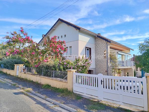 Située à Gourdon, dans un environnement calme et agréable, à proximité du centre-ville, du collège, du lycée et de l’hôpital accessibles à pied, venez découvrir cette maison des années 70 d’environ 140 m² habitables, rénovée et implantée sur un terrain de 462 m².

La maison se compose d’une entrée avec couloir de 10,50 m², d’une agréable pièce de vie de 39,50 m², d’une cuisine indépendante de 13,65 m², de deux chambres de 12,60 m² et 18,62 m², cette dernière bénéficiant d’un dressing aménagé derrière le lit, ainsi que d’une belle salle de bains de 9,15 m² équipée d’une douche et d’une baignoire.

Le sous-sol constitue un véritable atout et offre de nombreux espaces complémentaires avec une troisième chambre de 15,50 m², une salle d’eau avec douche, un WC, une buanderie, un garage de 22 m² ainsi qu’une pièce supplémentaire de 22 m², pouvant être aménagée selon vos besoins.

À l’extérieur, vous profiterez d’une agréable terrasse de 26 m² ainsi que d’un balcon avec véranda de 9 m², offrant des espaces supplémentaires pour profiter des beaux jours.

Côté confort, la maison bénéficie d’équipements récents avec une pompe à chaleur installée en janvier 2024, une climatisation réversible installée au printemps 2024, du double vitrage récent ainsi qu’un poêle à granulés dans la pièce de vie. L’assainissement est collectif.

Cette maison offre ainsi un cadre de vie confortable et fonctionnel, avec de beaux volumes, des équipements récents et un sous-sol offrant de nombreuses possibilités. Son emplacement permet de profiter du calme tout en ayant les principales commodités et services de Gourdon accessibles à pied.

Une maison idéale pour une famille ou pour ceux qui recherchent une résidence confortable proche de toutes les commodités. À découvrir sans tarder !