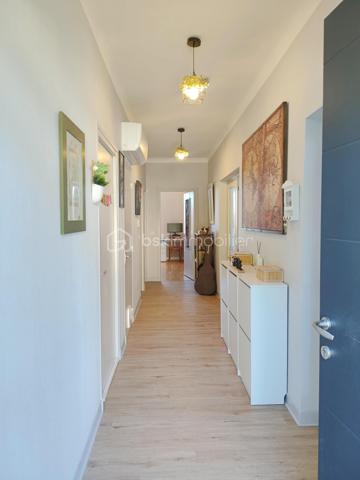 Située à Gourdon, dans un environnement calme et agréable, à proximité du centre-ville, du collège, du lycée et de l’hôpital accessibles à pied, venez découvrir cette maison des années 70 d’environ 140 m² habitables, rénovée et implantée sur un terrain de 462 m².

La maison se compose d’une entrée avec couloir de 10,50 m², d’une agréable pièce de vie de 39,50 m², d’une cuisine indépendante de 13,65 m², de deux chambres de 12,60 m² et 18,62 m², cette dernière bénéficiant d’un dressing aménagé derrière le lit, ainsi que d’une belle salle de bains de 9,15 m² équipée d’une douche et d’une baignoire.

Le sous-sol constitue un véritable atout et offre de nombreux espaces complémentaires avec une troisième chambre de 15,50 m², une salle d’eau avec douche, un WC, une buanderie, un garage de 22 m² ainsi qu’une pièce supplémentaire de 22 m², pouvant être aménagée selon vos besoins.

À l’extérieur, vous profiterez d’une agréable terrasse de 26 m² ainsi que d’un balcon avec véranda de 9 m², offrant des espaces supplémentaires pour profiter des beaux jours.

Côté confort, la maison bénéficie d’équipements récents avec une pompe à chaleur installée en janvier 2024, une climatisation réversible installée au printemps 2024, du double vitrage récent ainsi qu’un poêle à granulés dans la pièce de vie. L’assainissement est collectif.

Cette maison offre ainsi un cadre de vie confortable et fonctionnel, avec de beaux volumes, des équipements récents et un sous-sol offrant de nombreuses possibilités. Son emplacement permet de profiter du calme tout en ayant les principales commodités et services de Gourdon accessibles à pied.

Une maison idéale pour une famille ou pour ceux qui recherchent une résidence confortable proche de toutes les commodités. À découvrir sans tarder !