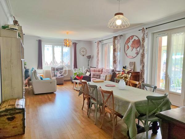 Située à Gourdon, dans un environnement calme et agréable, à proximité du centre-ville, du collège, du lycée et de l’hôpital accessibles à pied, venez découvrir cette maison des années 70 d’environ 140 m² habitables, rénovée et implantée sur un terrain de 462 m².

La maison se compose d’une entrée avec couloir de 10,50 m², d’une agréable pièce de vie de 39,50 m², d’une cuisine indépendante de 13,65 m², de deux chambres de 12,60 m² et 18,62 m², cette dernière bénéficiant d’un dressing aménagé derrière le lit, ainsi que d’une belle salle de bains de 9,15 m² équipée d’une douche et d’une baignoire.

Le sous-sol constitue un véritable atout et offre de nombreux espaces complémentaires avec une troisième chambre de 15,50 m², une salle d’eau avec douche, un WC, une buanderie, un garage de 22 m² ainsi qu’une pièce supplémentaire de 22 m², pouvant être aménagée selon vos besoins.

À l’extérieur, vous profiterez d’une agréable terrasse de 26 m² ainsi que d’un balcon avec véranda de 9 m², offrant des espaces supplémentaires pour profiter des beaux jours.

Côté confort, la maison bénéficie d’équipements récents avec une pompe à chaleur installée en janvier 2024, une climatisation réversible installée au printemps 2024, du double vitrage récent ainsi qu’un poêle à granulés dans la pièce de vie. L’assainissement est collectif.

Cette maison offre ainsi un cadre de vie confortable et fonctionnel, avec de beaux volumes, des équipements récents et un sous-sol offrant de nombreuses possibilités. Son emplacement permet de profiter du calme tout en ayant les principales commodités et services de Gourdon accessibles à pied.

Une maison idéale pour une famille ou pour ceux qui recherchent une résidence confortable proche de toutes les commodités. À découvrir sans tarder !