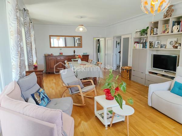 Située à Gourdon, dans un environnement calme et agréable, à proximité du centre-ville, du collège, du lycée et de l’hôpital accessibles à pied, venez découvrir cette maison des années 70 d’environ 140 m² habitables, rénovée et implantée sur un terrain de 462 m².

La maison se compose d’une entrée avec couloir de 10,50 m², d’une agréable pièce de vie de 39,50 m², d’une cuisine indépendante de 13,65 m², de deux chambres de 12,60 m² et 18,62 m², cette dernière bénéficiant d’un dressing aménagé derrière le lit, ainsi que d’une belle salle de bains de 9,15 m² équipée d’une douche et d’une baignoire.

Le sous-sol constitue un véritable atout et offre de nombreux espaces complémentaires avec une troisième chambre de 15,50 m², une salle d’eau avec douche, un WC, une buanderie, un garage de 22 m² ainsi qu’une pièce supplémentaire de 22 m², pouvant être aménagée selon vos besoins.

À l’extérieur, vous profiterez d’une agréable terrasse de 26 m² ainsi que d’un balcon avec véranda de 9 m², offrant des espaces supplémentaires pour profiter des beaux jours.

Côté confort, la maison bénéficie d’équipements récents avec une pompe à chaleur installée en janvier 2024, une climatisation réversible installée au printemps 2024, du double vitrage récent ainsi qu’un poêle à granulés dans la pièce de vie. L’assainissement est collectif.

Cette maison offre ainsi un cadre de vie confortable et fonctionnel, avec de beaux volumes, des équipements récents et un sous-sol offrant de nombreuses possibilités. Son emplacement permet de profiter du calme tout en ayant les principales commodités et services de Gourdon accessibles à pied.

Une maison idéale pour une famille ou pour ceux qui recherchent une résidence confortable proche de toutes les commodités. À découvrir sans tarder !