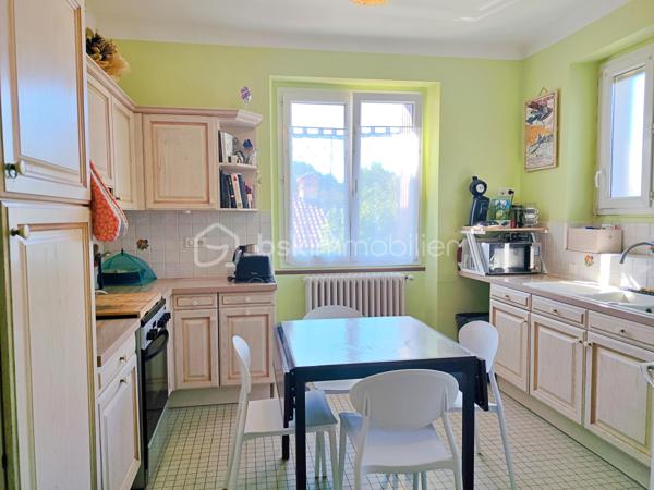 Située à Gourdon, dans un environnement calme et agréable, à proximité du centre-ville, du collège, du lycée et de l’hôpital accessibles à pied, venez découvrir cette maison des années 70 d’environ 140 m² habitables, rénovée et implantée sur un terrain de 462 m².

La maison se compose d’une entrée avec couloir de 10,50 m², d’une agréable pièce de vie de 39,50 m², d’une cuisine indépendante de 13,65 m², de deux chambres de 12,60 m² et 18,62 m², cette dernière bénéficiant d’un dressing aménagé derrière le lit, ainsi que d’une belle salle de bains de 9,15 m² équipée d’une douche et d’une baignoire.

Le sous-sol constitue un véritable atout et offre de nombreux espaces complémentaires avec une troisième chambre de 15,50 m², une salle d’eau avec douche, un WC, une buanderie, un garage de 22 m² ainsi qu’une pièce supplémentaire de 22 m², pouvant être aménagée selon vos besoins.

À l’extérieur, vous profiterez d’une agréable terrasse de 26 m² ainsi que d’un balcon avec véranda de 9 m², offrant des espaces supplémentaires pour profiter des beaux jours.

Côté confort, la maison bénéficie d’équipements récents avec une pompe à chaleur installée en janvier 2024, une climatisation réversible installée au printemps 2024, du double vitrage récent ainsi qu’un poêle à granulés dans la pièce de vie. L’assainissement est collectif.

Cette maison offre ainsi un cadre de vie confortable et fonctionnel, avec de beaux volumes, des équipements récents et un sous-sol offrant de nombreuses possibilités. Son emplacement permet de profiter du calme tout en ayant les principales commodités et services de Gourdon accessibles à pied.

Une maison idéale pour une famille ou pour ceux qui recherchent une résidence confortable proche de toutes les commodités. À découvrir sans tarder !