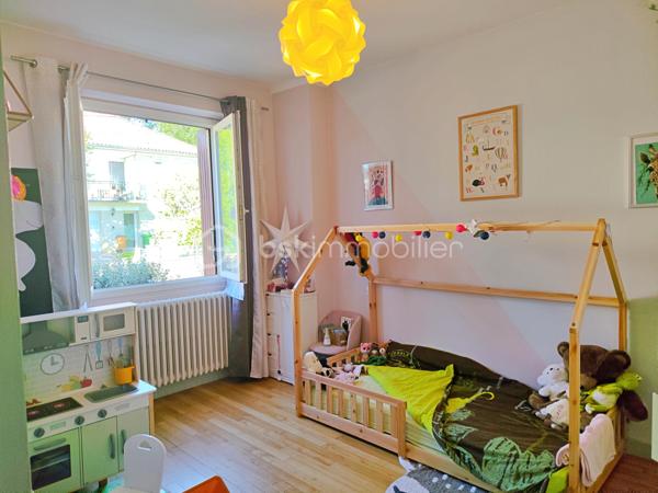 Située à Gourdon, dans un environnement calme et agréable, à proximité du centre-ville, du collège, du lycée et de l’hôpital accessibles à pied, venez découvrir cette maison des années 70 d’environ 140 m² habitables, rénovée et implantée sur un terrain de 462 m².

La maison se compose d’une entrée avec couloir de 10,50 m², d’une agréable pièce de vie de 39,50 m², d’une cuisine indépendante de 13,65 m², de deux chambres de 12,60 m² et 18,62 m², cette dernière bénéficiant d’un dressing aménagé derrière le lit, ainsi que d’une belle salle de bains de 9,15 m² équipée d’une douche et d’une baignoire.

Le sous-sol constitue un véritable atout et offre de nombreux espaces complémentaires avec une troisième chambre de 15,50 m², une salle d’eau avec douche, un WC, une buanderie, un garage de 22 m² ainsi qu’une pièce supplémentaire de 22 m², pouvant être aménagée selon vos besoins.

À l’extérieur, vous profiterez d’une agréable terrasse de 26 m² ainsi que d’un balcon avec véranda de 9 m², offrant des espaces supplémentaires pour profiter des beaux jours.

Côté confort, la maison bénéficie d’équipements récents avec une pompe à chaleur installée en janvier 2024, une climatisation réversible installée au printemps 2024, du double vitrage récent ainsi qu’un poêle à granulés dans la pièce de vie. L’assainissement est collectif.

Cette maison offre ainsi un cadre de vie confortable et fonctionnel, avec de beaux volumes, des équipements récents et un sous-sol offrant de nombreuses possibilités. Son emplacement permet de profiter du calme tout en ayant les principales commodités et services de Gourdon accessibles à pied.

Une maison idéale pour une famille ou pour ceux qui recherchent une résidence confortable proche de toutes les commodités. À découvrir sans tarder !
