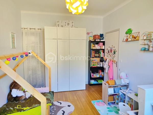 Située à Gourdon, dans un environnement calme et agréable, à proximité du centre-ville, du collège, du lycée et de l’hôpital accessibles à pied, venez découvrir cette maison des années 70 d’environ 140 m² habitables, rénovée et implantée sur un terrain de 462 m².

La maison se compose d’une entrée avec couloir de 10,50 m², d’une agréable pièce de vie de 39,50 m², d’une cuisine indépendante de 13,65 m², de deux chambres de 12,60 m² et 18,62 m², cette dernière bénéficiant d’un dressing aménagé derrière le lit, ainsi que d’une belle salle de bains de 9,15 m² équipée d’une douche et d’une baignoire.

Le sous-sol constitue un véritable atout et offre de nombreux espaces complémentaires avec une troisième chambre de 15,50 m², une salle d’eau avec douche, un WC, une buanderie, un garage de 22 m² ainsi qu’une pièce supplémentaire de 22 m², pouvant être aménagée selon vos besoins.

À l’extérieur, vous profiterez d’une agréable terrasse de 26 m² ainsi que d’un balcon avec véranda de 9 m², offrant des espaces supplémentaires pour profiter des beaux jours.

Côté confort, la maison bénéficie d’équipements récents avec une pompe à chaleur installée en janvier 2024, une climatisation réversible installée au printemps 2024, du double vitrage récent ainsi qu’un poêle à granulés dans la pièce de vie. L’assainissement est collectif.

Cette maison offre ainsi un cadre de vie confortable et fonctionnel, avec de beaux volumes, des équipements récents et un sous-sol offrant de nombreuses possibilités. Son emplacement permet de profiter du calme tout en ayant les principales commodités et services de Gourdon accessibles à pied.

Une maison idéale pour une famille ou pour ceux qui recherchent une résidence confortable proche de toutes les commodités. À découvrir sans tarder !