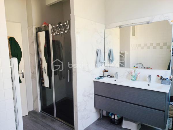 Située à Gourdon, dans un environnement calme et agréable, à proximité du centre-ville, du collège, du lycée et de l’hôpital accessibles à pied, venez découvrir cette maison des années 70 d’environ 140 m² habitables, rénovée et implantée sur un terrain de 462 m².

La maison se compose d’une entrée avec couloir de 10,50 m², d’une agréable pièce de vie de 39,50 m², d’une cuisine indépendante de 13,65 m², de deux chambres de 12,60 m² et 18,62 m², cette dernière bénéficiant d’un dressing aménagé derrière le lit, ainsi que d’une belle salle de bains de 9,15 m² équipée d’une douche et d’une baignoire.

Le sous-sol constitue un véritable atout et offre de nombreux espaces complémentaires avec une troisième chambre de 15,50 m², une salle d’eau avec douche, un WC, une buanderie, un garage de 22 m² ainsi qu’une pièce supplémentaire de 22 m², pouvant être aménagée selon vos besoins.

À l’extérieur, vous profiterez d’une agréable terrasse de 26 m² ainsi que d’un balcon avec véranda de 9 m², offrant des espaces supplémentaires pour profiter des beaux jours.

Côté confort, la maison bénéficie d’équipements récents avec une pompe à chaleur installée en janvier 2024, une climatisation réversible installée au printemps 2024, du double vitrage récent ainsi qu’un poêle à granulés dans la pièce de vie. L’assainissement est collectif.

Cette maison offre ainsi un cadre de vie confortable et fonctionnel, avec de beaux volumes, des équipements récents et un sous-sol offrant de nombreuses possibilités. Son emplacement permet de profiter du calme tout en ayant les principales commodités et services de Gourdon accessibles à pied.

Une maison idéale pour une famille ou pour ceux qui recherchent une résidence confortable proche de toutes les commodités. À découvrir sans tarder !