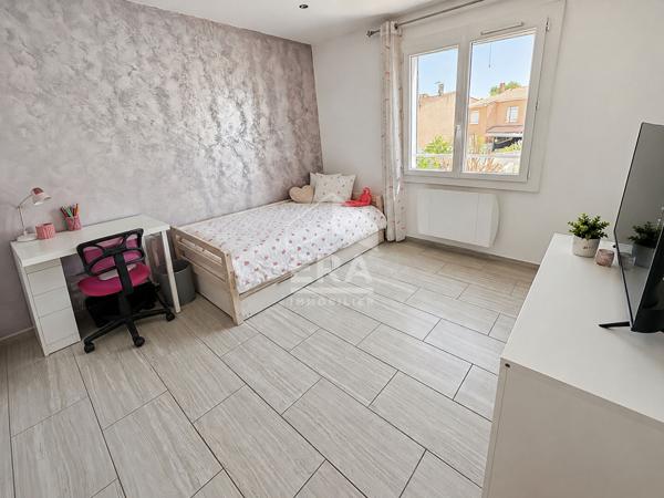 VITROLLES - LES PINCHINADES - Maison mitoyenne T4 de 108m2 sur une parcelle de 190m2 avec garage