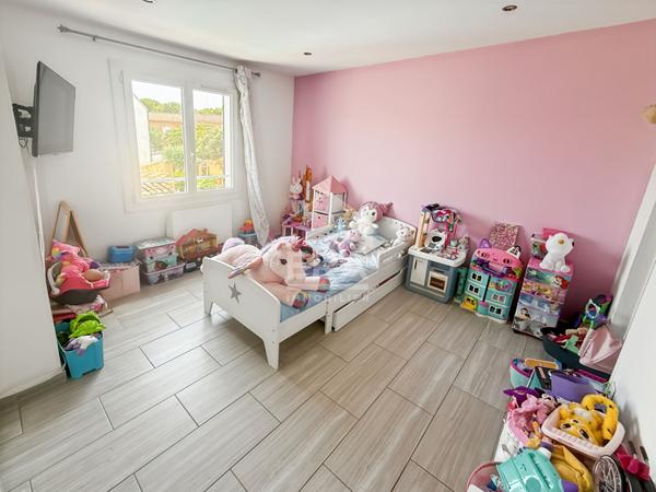 VITROLLES - LES PINCHINADES - Maison mitoyenne T4 de 108m2 sur une parcelle de 190m2 avec garage