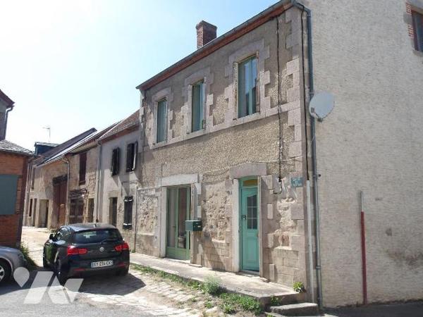 SOUMANS (23) CREUSE, A vendre maison de famille de 150 m² hab. avec dépendances en centre bourg...