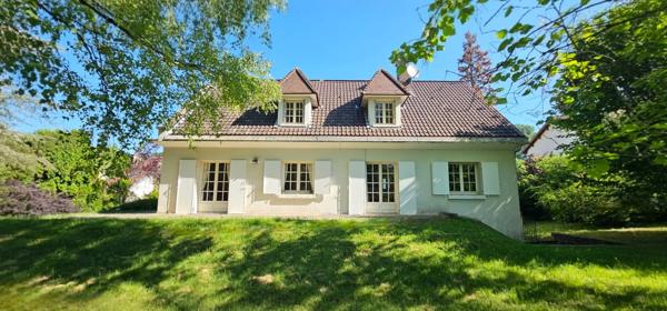 Maison d’Architecte avec grand jardin et sous sol complet- Mesnay / Arbois (39600)