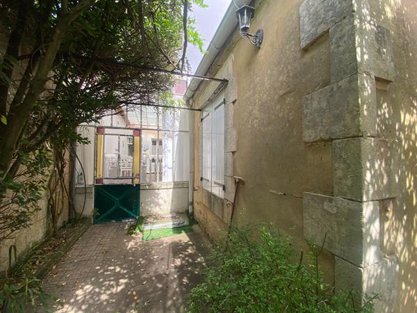 Maison de faubourg avec jardin, à deux pas du centre-ville