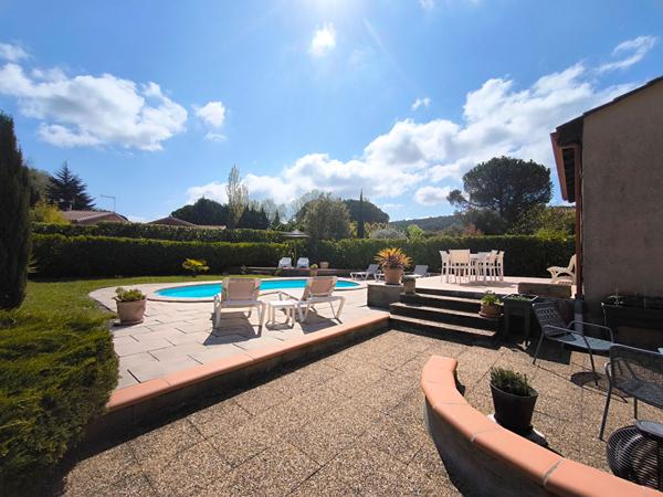 Maison 4 faces avec piscine et garage à vendre à Palaja, quartier calme