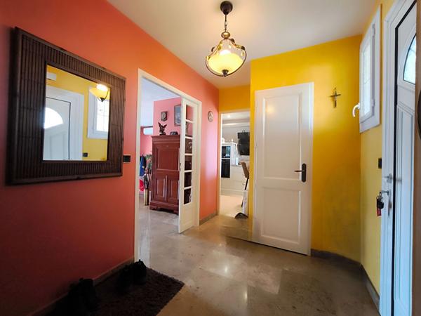 Maison 4 faces avec piscine et garage à vendre à Palaja, quartier calme